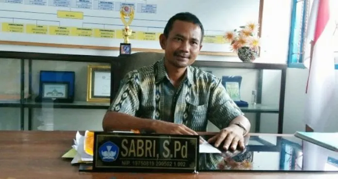 Kepala SMKN 02 Bombana Sabri