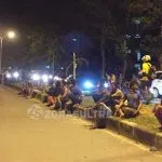Tiga Jam Bertahan di Tower SUTET, Pria Asal Konsel Jadi Tontonan Warga Tiga Jam Bertahan di Tower SUTET, Pria Asal Konsel Jadi Tontonan Warga