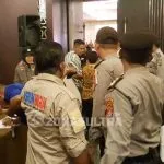 Pencabutan Nomor Urut, Baju Dua Orang Pendukung Asrun Dicopot Polisi Pencabutan Nomor Urut, Baju Dua Orang Pendukung Asrun Dicopot Polisi