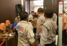 Pencabutan Nomor Urut, Baju Dua Orang Pendukung Asrun Dicopot Polisi Pencabutan Nomor Urut, Baju Dua Orang Pendukung Asrun Dicopot Polisi