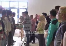 Bupati Konawe Serahkan 915 Sertifikat Prona untuk Warga di Dua Kecamatan Bupati Konawe Serahkan 915 Sertifikat Prona untuk Warga di Dua Kecamatan