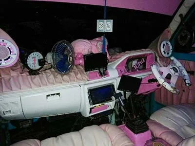 Intip Kerennya Angkot Bernuansa Hello Kitty di Kendari