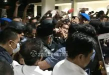 Teriakan Allahuakbar dan Isak Tangis, Warnai Keberangkatan Asrun dan ADP di Bandara Teriakan Allahuakbar dan Isak Tangis, Warnai Keberangkatan Asrun dan ADP di Bandara