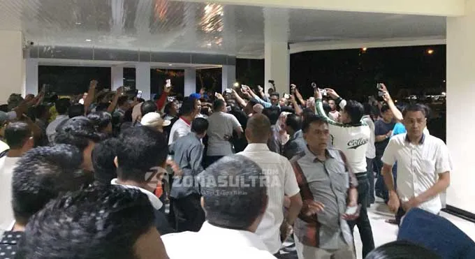 Teriakan Allahuakbar dan Isak Tangis, Warnai Keberangkatan Asrun dan ADP di Bandara