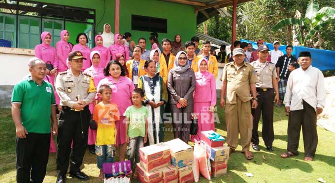 Kapolres Bersama Bhayangkari Muna Bantu Nenek yang Rumahnya Terbakar