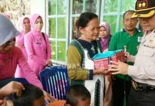 Kapolres Bersama Bhayangkari Muna Bantu Nenek yang Rumahnya Terbakar Kapolres Bersama Bhayangkari Muna Bantu Nenek yang Rumahnya Terbakar