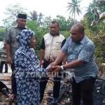 Anggota DPRD Muna Salurkan Bantuan Kepada Nenek yang Rumahnya Terbakar Anggota DPRD Muna Salurkan Bantuan Kepada Nenek yang Rumahnya Terbakar