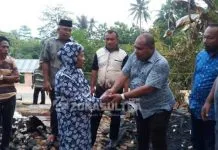 Anggota DPRD Muna Salurkan Bantuan Kepada Nenek yang Rumahnya Terbakar Anggota DPRD Muna Salurkan Bantuan Kepada Nenek yang Rumahnya Terbakar