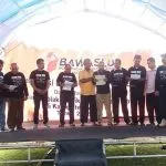 Panwaslu Muna Ajak Masyarakat Lawan Politik Uang dan Isu SARA DEKLARASI- Ketua Panwaslu Muna Al Abzal Naim bersama Kapolres Muna AKBP Agung Ramos Paretongan Sinaga, Kejari Muna yang diwakili oleh Yoseptus Ary Sepyandoko, perwakilan partai politik dan perwakilan masyarakat saat membacakan naskah deklarasi menolak dan melawan politik uang dan politisasi SARA pada pilkada serentak 2018, yang dilaksanakan di Alun-alun Kota Raha, Rabu (14/2/2018).(Kasman/ZONASULTRA.COM)