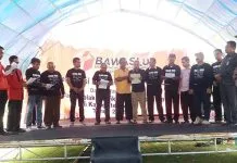 Panwaslu Muna Ajak Masyarakat Lawan Politik Uang dan Isu SARA DEKLARASI- Ketua Panwaslu Muna Al Abzal Naim bersama Kapolres Muna AKBP Agung Ramos Paretongan Sinaga, Kejari Muna yang diwakili oleh Yoseptus Ary Sepyandoko, perwakilan partai politik dan perwakilan masyarakat saat membacakan naskah deklarasi menolak dan melawan politik uang dan politisasi SARA pada pilkada serentak 2018, yang dilaksanakan di Alun-alun Kota Raha, Rabu (14/2/2018).(Kasman/ZONASULTRA.COM)