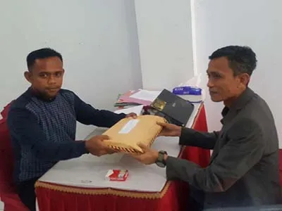 3 Anggota KPU Sultra Kembalikan Formulir Calon Anggota KPU 2018-2023