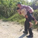 Personel Polres Buton ini Antar Kakek Lansia ke Kebun Sambil Menggendongnya Personel Polres Buton ini Antar Kakek Lansia ke Kebun Sambil Menggendongnya