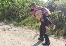 Personel Polres Buton ini Antar Kakek Lansia ke Kebun Sambil Menggendongnya Personel Polres Buton ini Antar Kakek Lansia ke Kebun Sambil Menggendongnya