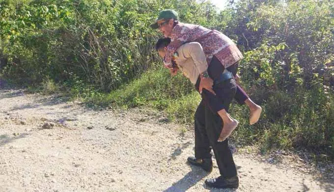 gendong_kakek Personel Polres Buton ini Antar Kakek Lansia ke Kebun Sambil Menggendongnya
