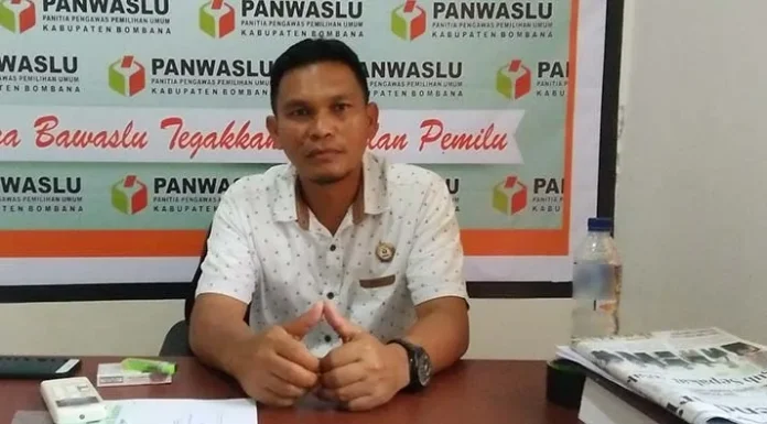 hasdin_nompo Ketua Panitia Penyelenggara Pemilu (Panwaslu) Bombana, Sulawesi Tenggara (Sultra) Hasdin Nompo