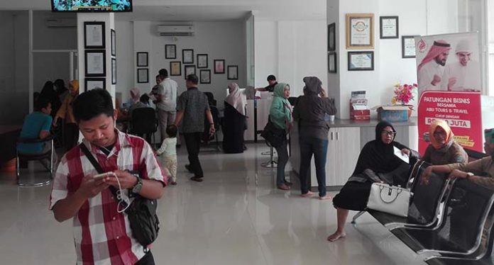 Tanya Kepastian Berangkat, Puluhan Calon Jemaah Umroh Datangi Kantor Abu Tours