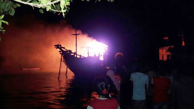 Kapal Barang di Wakatobi Terbakar