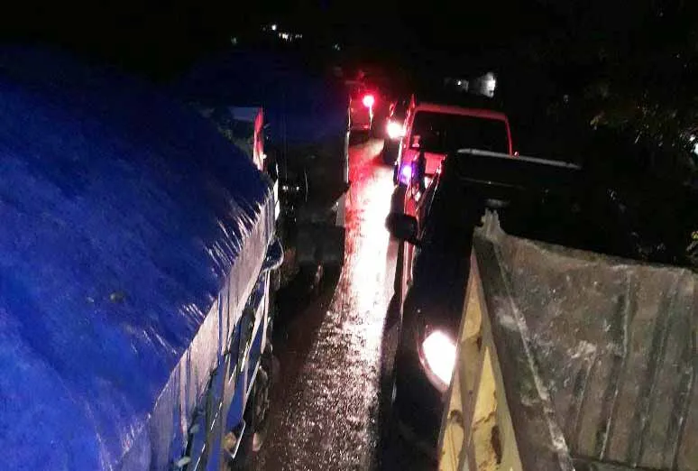 Warga Morosi Hadang Truk Pemuat Batu, Jalan Poros Macet