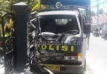Mobil Dalmas Polres Wakatobi Seruduk Pagar Pekarangan Warga Mobil Dalmas Polres Wakatobi Seruduk Pagar Pekarangan Warga