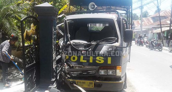 Mobil Dalmas Polres Wakatobi Seruduk Pagar Pekarangan Warga