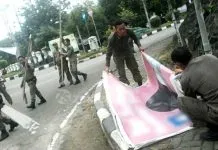 Usai Penetapan Paslon, Sat Pol PP Kendari Langsung Bersihkan Baliho Cagub Usai Penetapan Paslon, Sat Pol PP Kendari Langsung Bersihkan Baliho Cagub