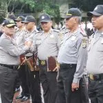 Kapolda Beri Penghargaan Polisi yang Lumpuhkan Pembunuh Bayi di Bombana Kapolda Beri Penghargaan Polisi yang Lumpuhkan Pembunuh Bayi di Bombana