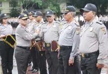 Kapolda Beri Penghargaan Polisi yang Lumpuhkan Pembunuh Bayi di Bombana Kapolda Beri Penghargaan Polisi yang Lumpuhkan Pembunuh Bayi di Bombana