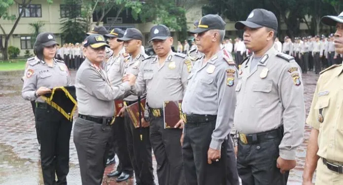 Kapolda Beri Penghargaan Polisi yang Lumpuhkan Pembunuh Bayi di Bombana