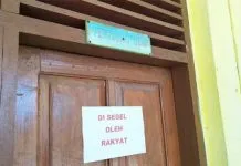 Protes Kebijakan Kades, Mahasiswa Segel Kantor Desa Kapota Protes Kebijakan Kades, Mahasiswa Segel Kantor Desa Kapota