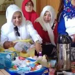 PKK Konsel Santuni Bayi yang Dibuang Orangtuanya di Pesantren Darul Ihsan PKK Konsel Santuni Bayi yang Dibuang Orangtuanya di Pesantren Darul Ihsan