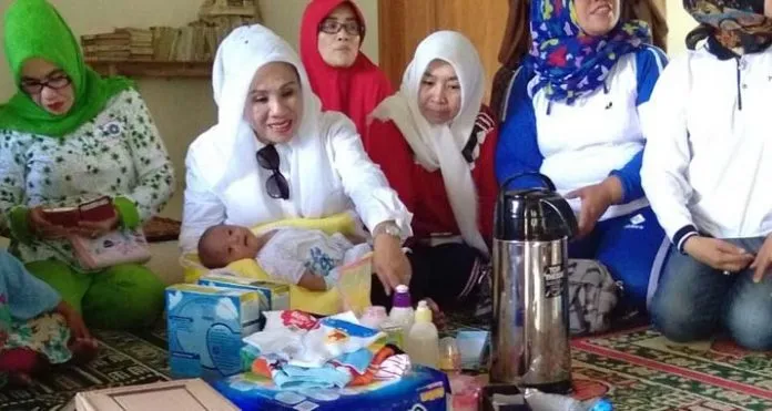PKK Konsel Santuni Bayi yang Dibuang Orangtuanya di Pesantren Darul Ihsan