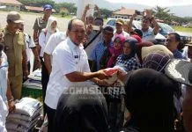 3.065 KK Warga Konut Kebagian Beras Gratis 3.065 KK Warga Konut Kebagian Beras Gratis