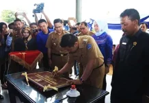 ADP Resmikan Pasar Rakyat Wayong, Pedagang Gratis Retribusi Setahun ADP Resmikan Pasar Rakyat Wayong, Pedagang Gratis Retribusi Setahun