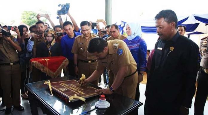 ADP Resmikan Pasar Rakyat Wayong, Pedagang Gratis Retribusi Setahun