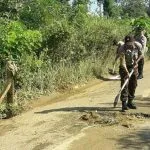 Cegah Lakalantas, Polsek Tinanggea Timbun Jalan Rusak Cegah Lakalantas, Polsek Tinanggea Timbun Jalan Rusak