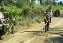 Cegah Lakalantas, Polsek Tinanggea Timbun Jalan Rusak Cegah Lakalantas, Polsek Tinanggea Timbun Jalan Rusak