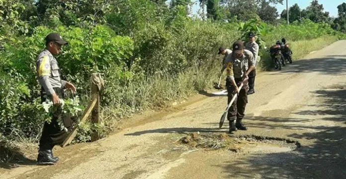 timbun_jalan Cegah Lakalantas, Polsek Tinanggea Timbun Jalan Rusak
