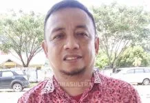 Kabid HIK Konut: Perusahaan Wajib Patuhi UU Ketenagakerjaan Kepala Bidang (Kabid) Hubungan Industrial Ketenagakerjaan (HIK) Dinas Transmigrasi dan Ketenagakerjaan (Transnaker) Konawe Utara (Konut), Sulawesi Tenggara (Sultra) Hendra Samrandani