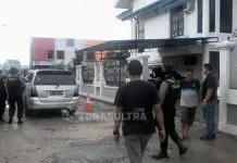 Kasus OTT Asrun-ADP, 3 Mobil Dikawal Pasukan Khusus Keluar dari Rumah Imran Kasus OTT Asrun-ADP, 3 Mobil Dikawal Pasukan Khusus Keluar dari Rumah Imran