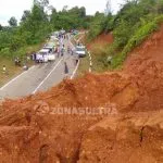 Longsor di Kolut Tutup Jalan Trans Sulawesi Hingga Delapan Jam Longsor di Kolut Tutup Jalan Trans Sulawesi Hingga Delapan Jam