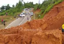Longsor di Kolut Tutup Jalan Trans Sulawesi Hingga Delapan Jam Longsor di Kolut Tutup Jalan Trans Sulawesi Hingga Delapan Jam