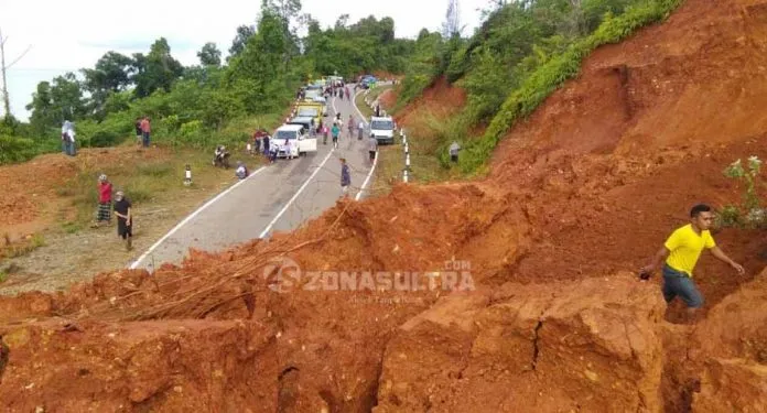 Longsor di Kolut Tutup Jalan Trans Sulawesi Hingga Delapan Jam