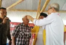 Tim AMAN Bagi-Bagi Sarung dan Kacamata Saat Kampanye di Bombana Tim AMAN Bagi-Bagi Sarung dan Kacamata Saat Kampanye di Bombana