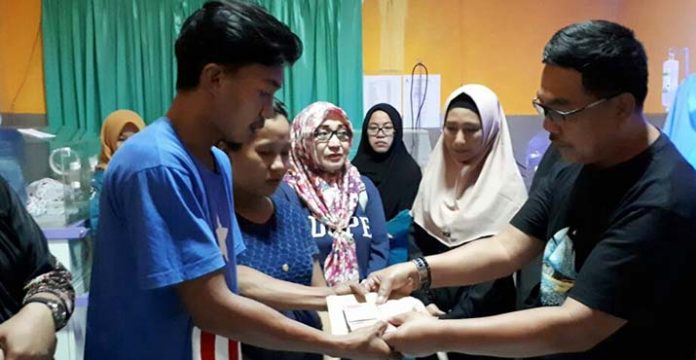 Alumni SMPN 1 Kendari Beri Bantuan Dana Bayi Kembar Siam