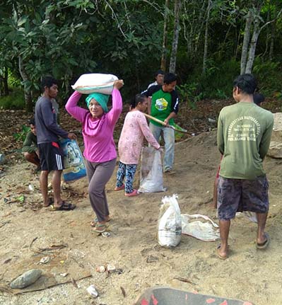 Warga Desa Waturambaha Konut Bangun Masjid Dengan Swadaya