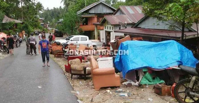Banjir Susulan di Kolut, Tiga Rumah Terbawa Arus, Satu Warga Hilang Belum Ditemukan