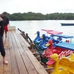 Kelola DD, Kades Lakarinta Buka Penyewaan Perahu Bebek di Pantai Meleura Kelola DD, Kades Lakarinta Buka Penyewaan Perahu Bebek di Pantai Meleura