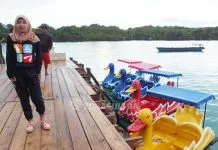 Kelola DD, Kades Lakarinta Buka Penyewaan Perahu Bebek di Pantai Meleura Kelola DD, Kades Lakarinta Buka Penyewaan Perahu Bebek di Pantai Meleura