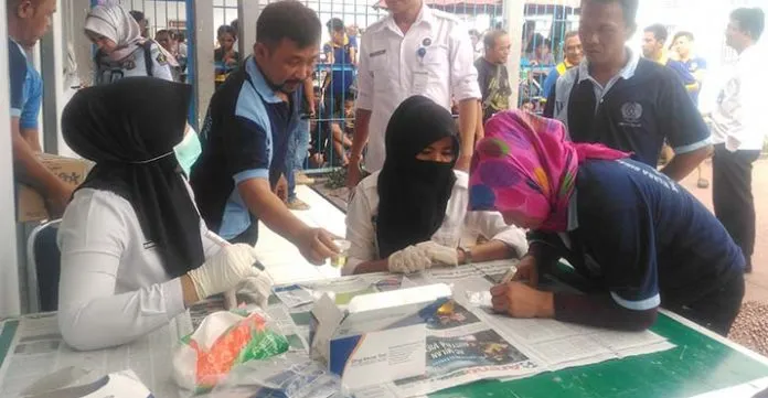 BNN Kolaka Tes Urine Warga Binaan Rutan Kolaka yang Dicurigai Gunakan Narkoba