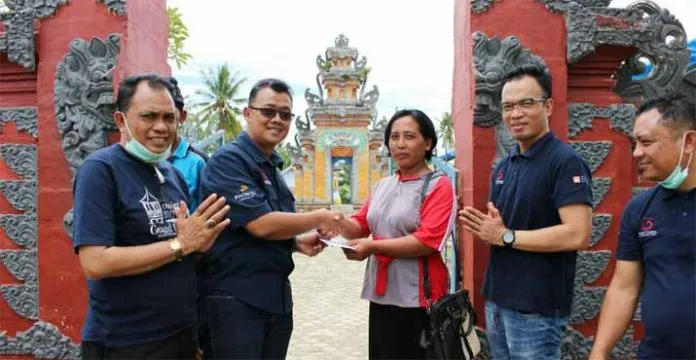 Tunjukan Toleransi Sesama, Grand Clarion Gelar Bersih-Bersih Pura